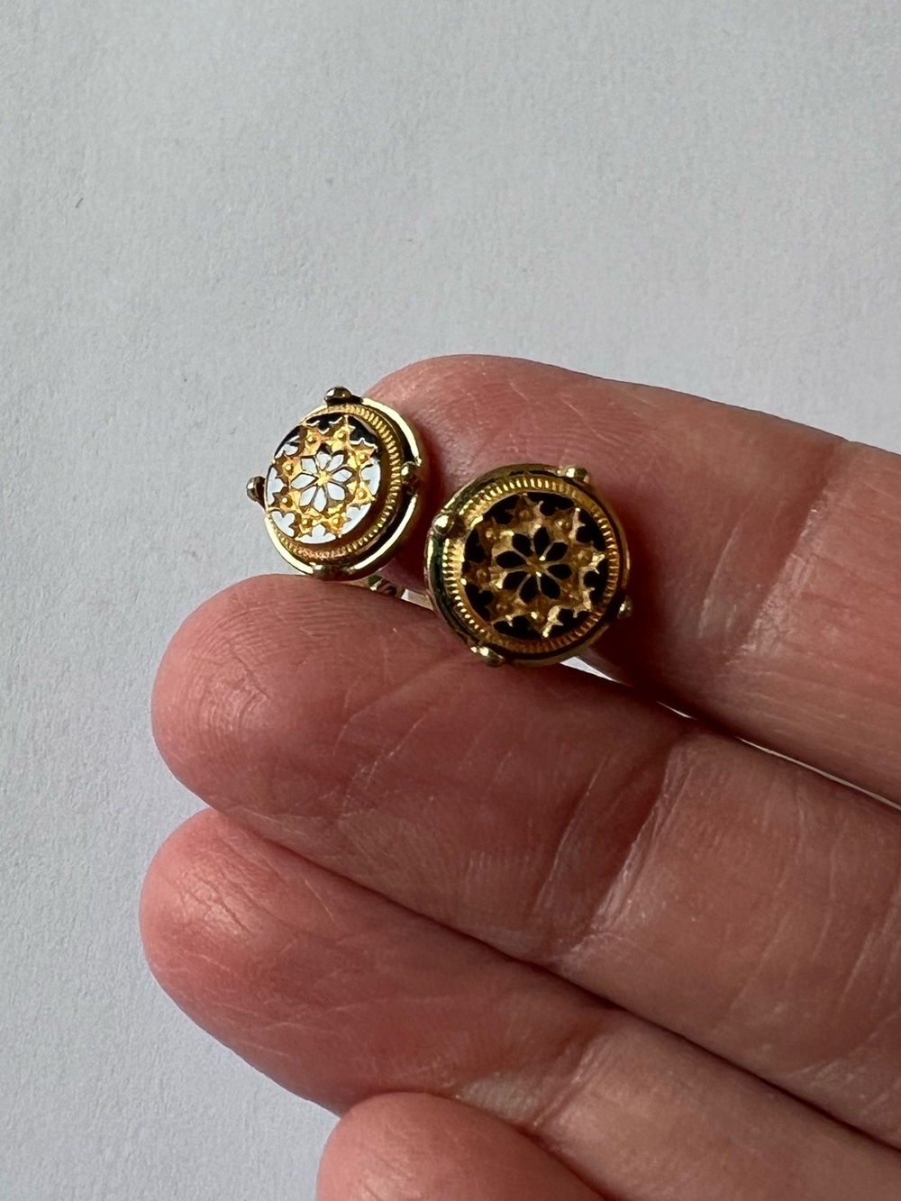 Small, vintage AVON clip earrings. Clip-on.